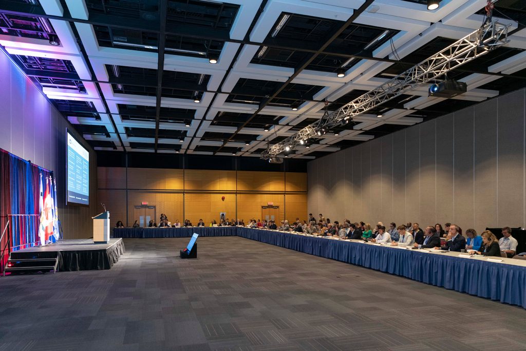 Plusieurs maires, mairesses au congrès de l'OVPM en 2022, tous attablés dans une grande salle.