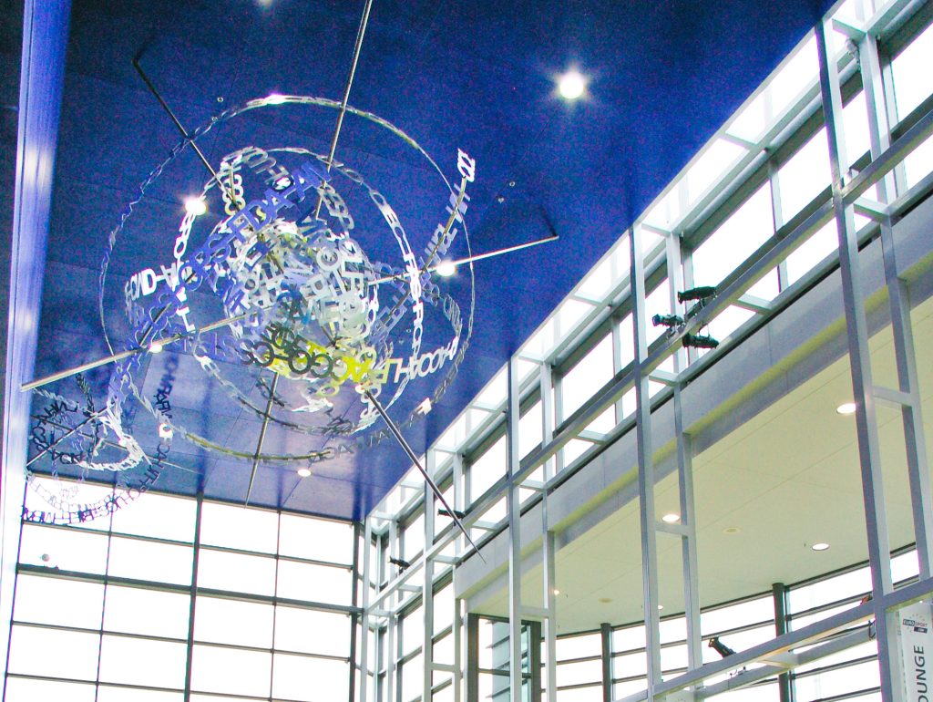 Oeuvre d'art "Monument pour A" dans le grand Hall du Centre des congrès.