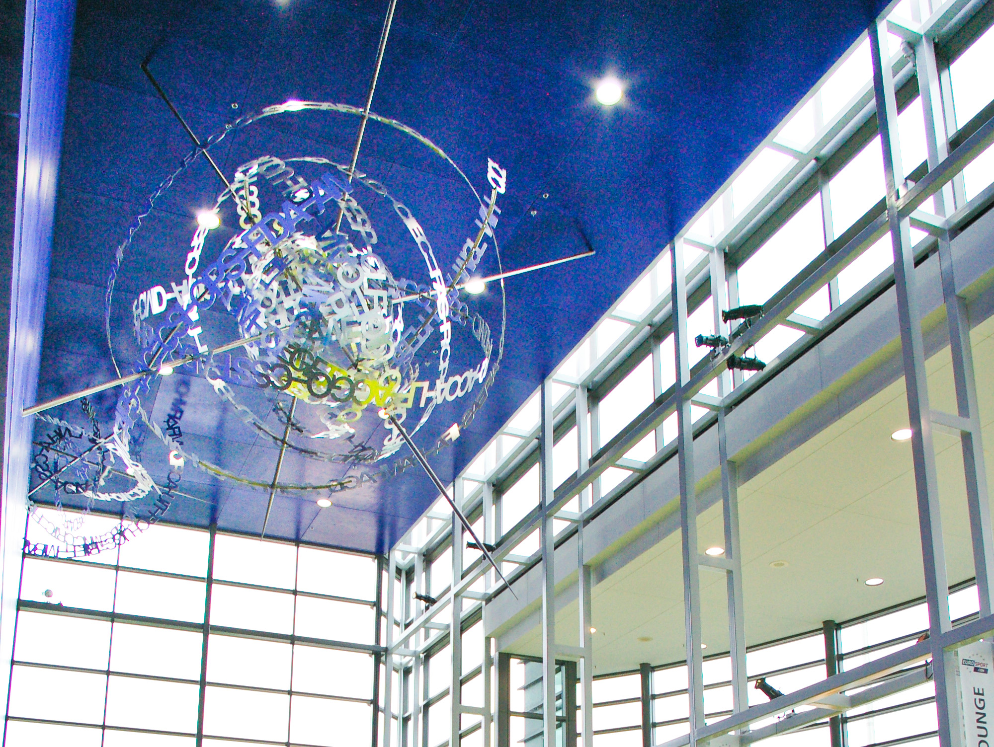 Oeuvre d'art "Monument pour A" dans le grand Hall du Centre des congrès.