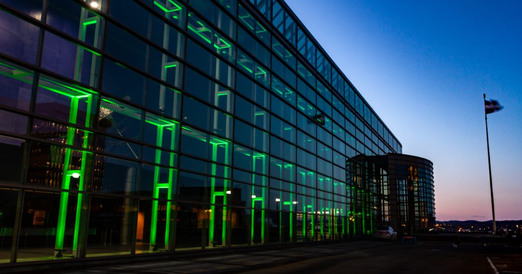 L'extérieur du Centre des congrès de soir, illuminé en vert.