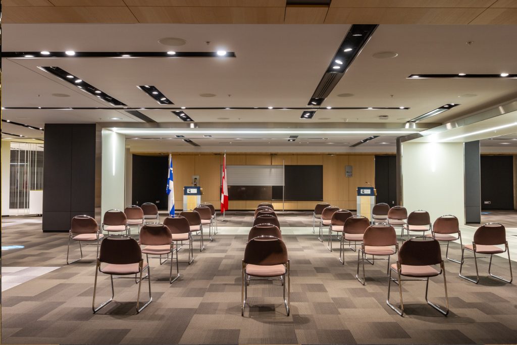 Le Hall 300, pendant la pandémie, en montage de conférence de presse. Les chaises sont toutes distancées de 2 mètres les unes des autres.