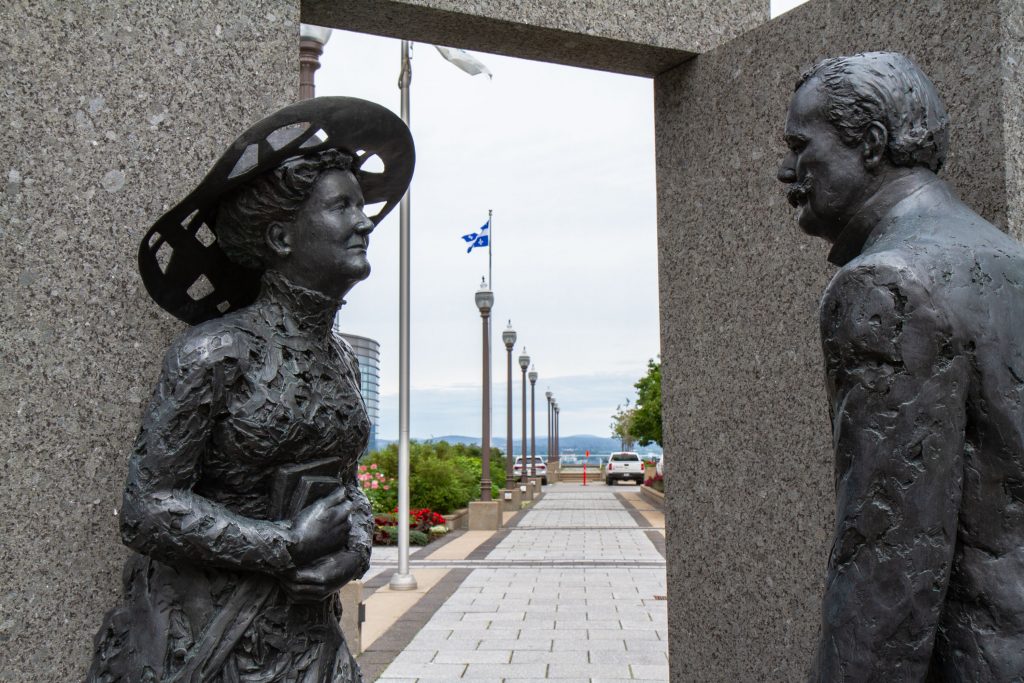 Sculpture de Dorimène et Alphonse Desjardins sur la promenade à côté du Centre des congrès.