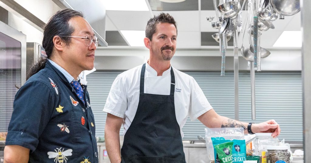 Chef Simon Renaud en compagnie du Chef Joseph Yoon dans les cuisines du Centre des congrès de Québec.