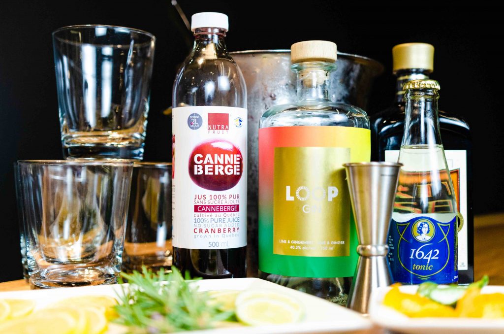 Ingrédients pour faire le cocktail du Centre des congrès. Jus de canneberges, Gin Loop, eau tonique 1642.