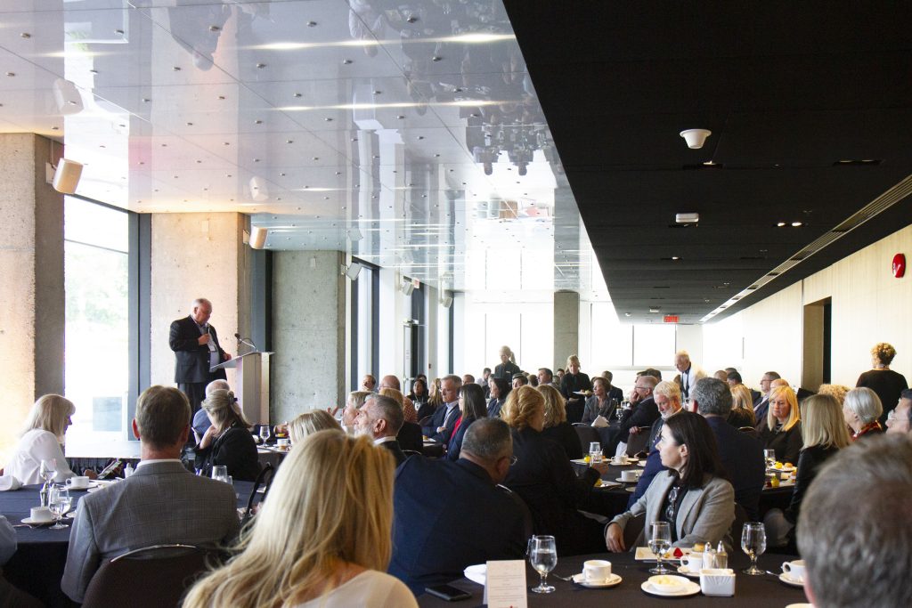 M. Pierre-Michel Bouchard, président-directeur général du Centre des congrès de Québec, sur une scène en train de donner une allocution devant des spectateurs lors du congrès annuel de l'association CC of C (Convention Centres of Canada).