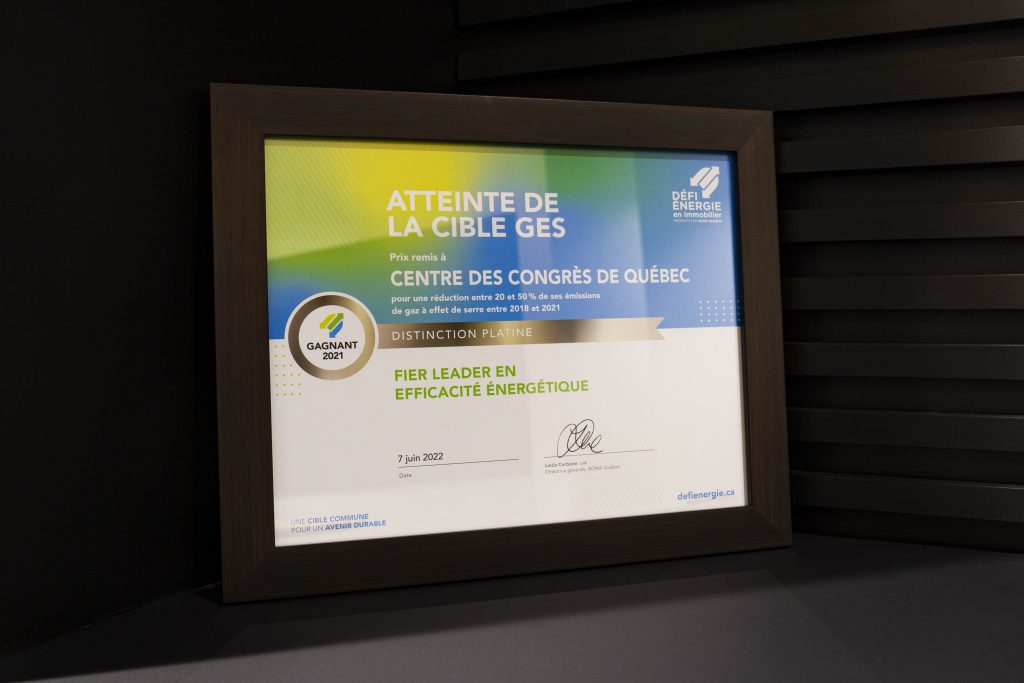 Cadre sur un comptoir contenant l'image de la certification Platine remportée par le Centre des congrès de Québec.