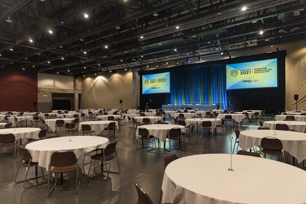 Grande salle en montage pour la soirée banquet du congrès de la FQM.