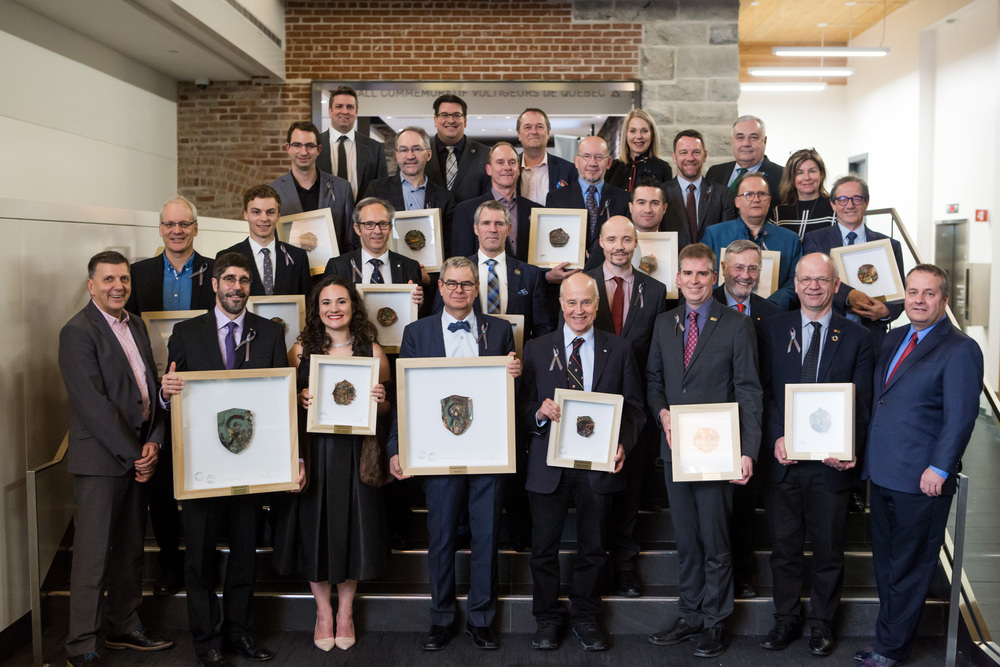 Groupe d'ambassadeurs et d'ambassadrices tenant dans leurs mains la distinction qu'ils ont reçue lors de la Soirée Hommage aux Ambassadeurs 2019.