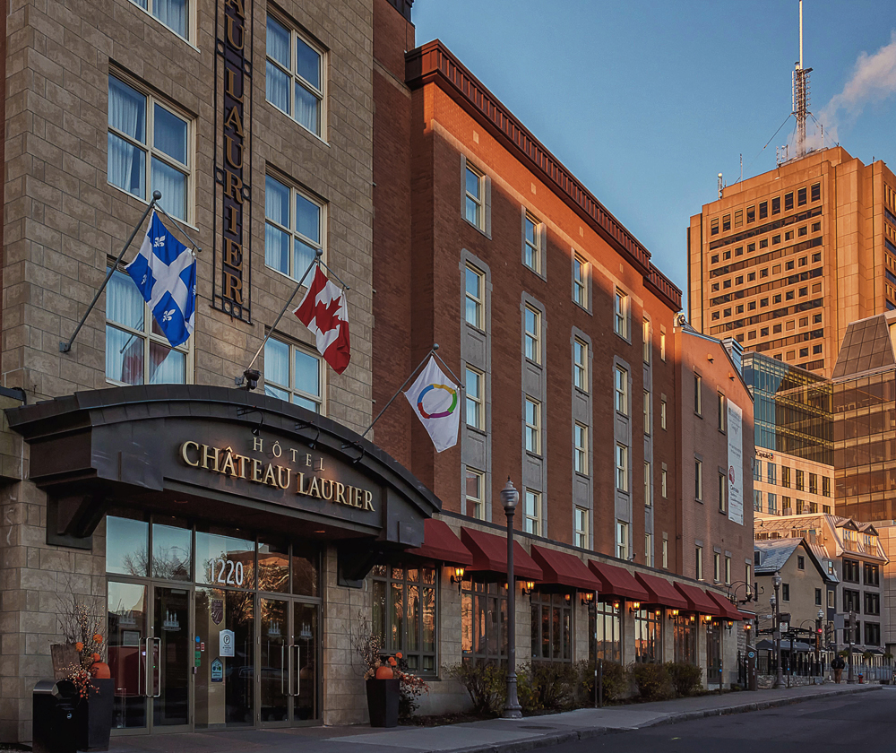 Devanture de l'hôtel Château Laurier en été.