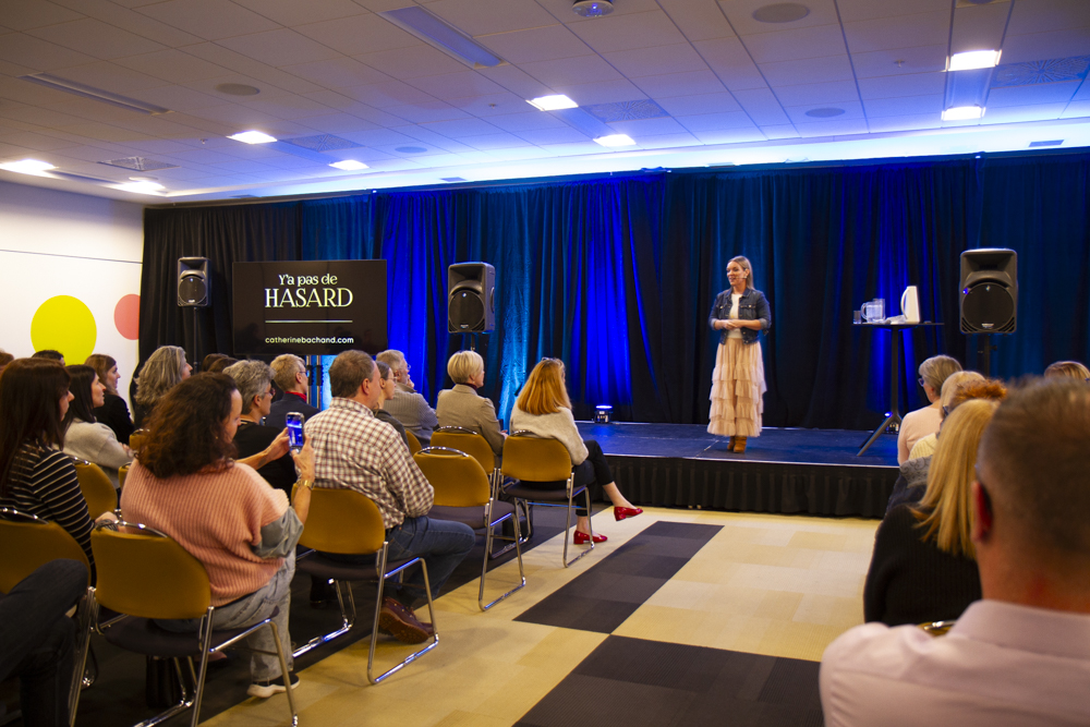 La conférencière Catherine Bachand en train d'effectuer une présentation sur scène au Centre des congrès de Québec.