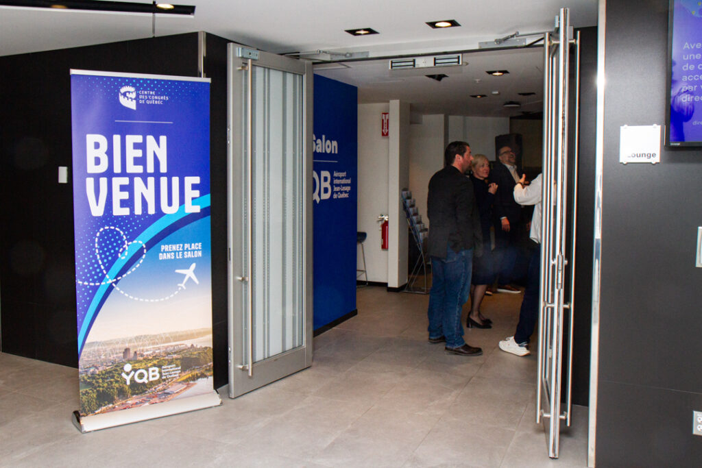 Porte d'entrée du Salon YQB, situé dans le corridor public au niveau 3 du Centre des congrès de Québec.