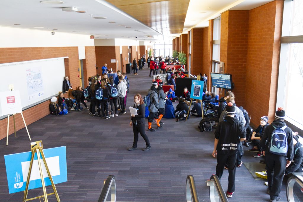 Jeunes athlètes réunis dans le foyer 200 pour les Jeux du Québec 2019.