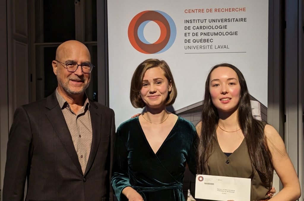 Sales representative Jocelyn Guertin, representing the Québec City Convention Centre at the Journées scientifiques de l'IUCPQ in 2023. He is accompanied by the two Université Laval students who received scholarships.