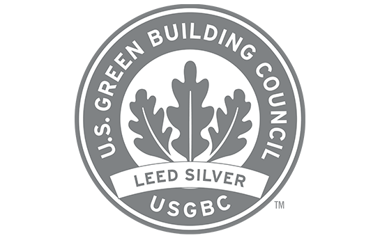Logo blanc et gris de la certification LEED Silver