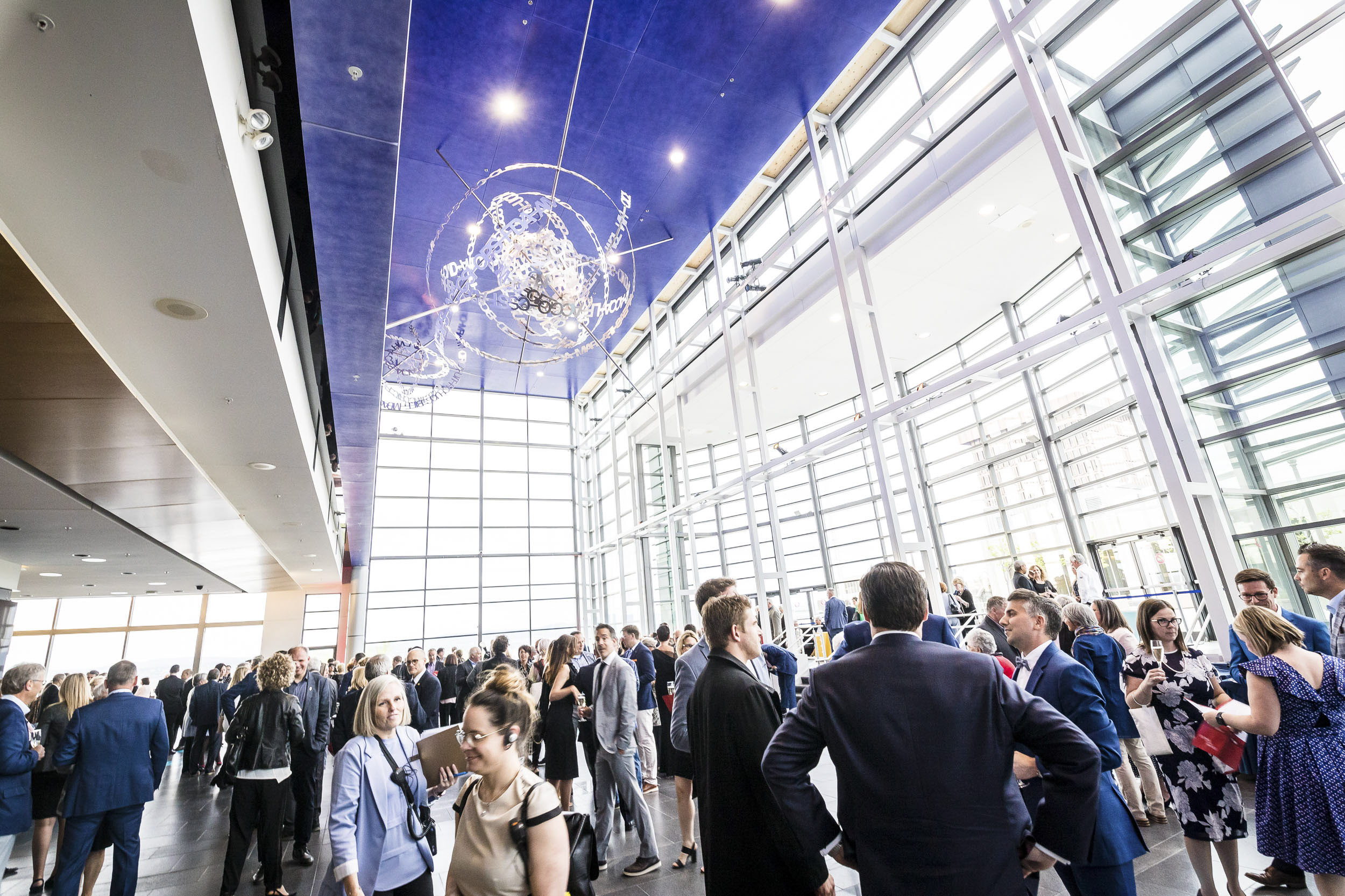 Groupe de personnes debout dans le grand hall du Centre des congrès de Qubec