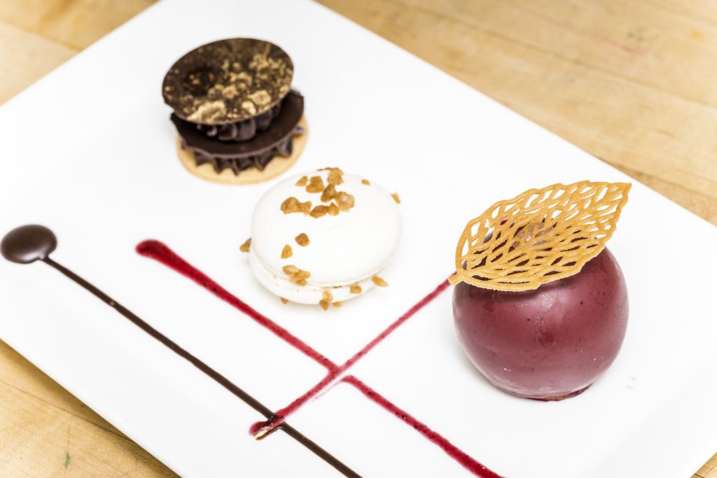 Trois mignardises montées dans une assiette par le Chef pâtissier Vincent Coulange.