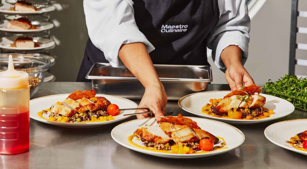 Maestro Culinaire waitress preparing plates for a banquet at the Québec City Convention Centre.