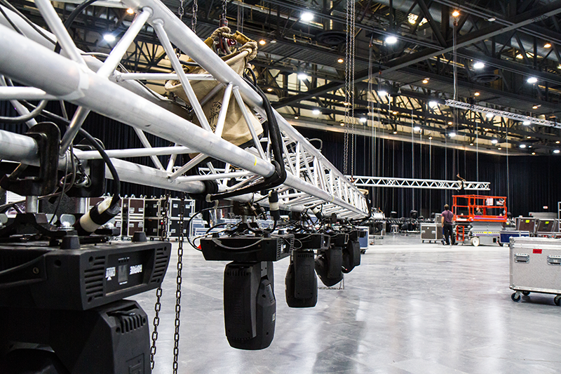 Room in assembly at the Quebec City Convention Center with many audiovisual equipments and hanging bridges in installation.