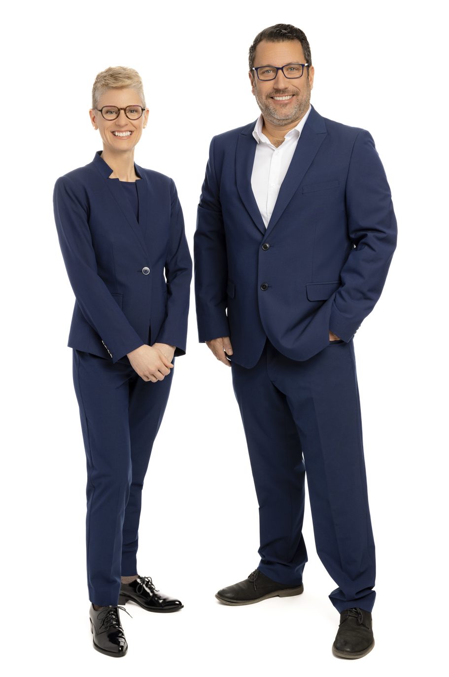 Une femme et un homme portant le nouvel uniforme du Centre des congrès, durant une séance photo officielle.