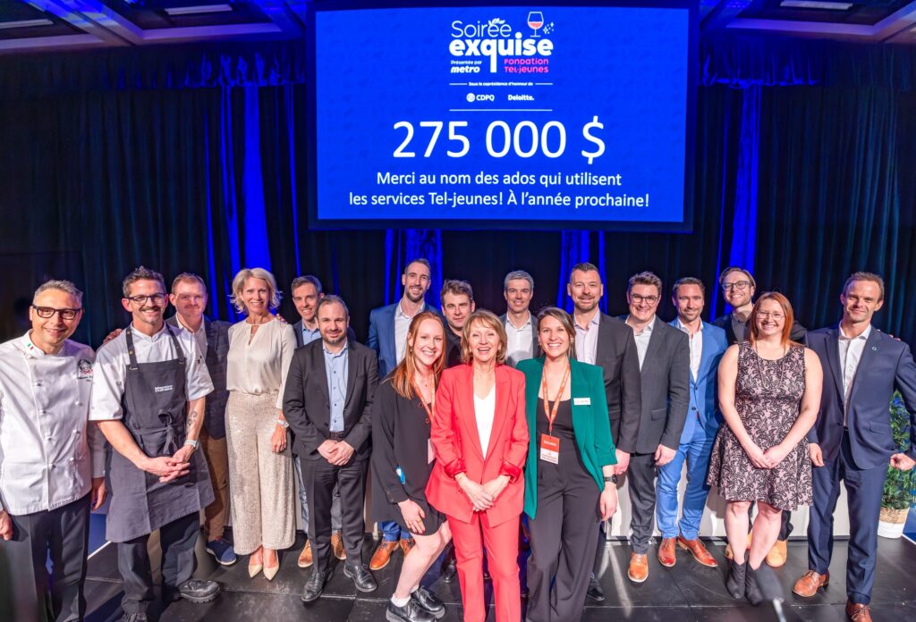 L'équipe de la Soirée Exquise 2024 réunie sur une scène devant un écran affichant la somme amassée par cet événement caritatif, soit 275 000$.
