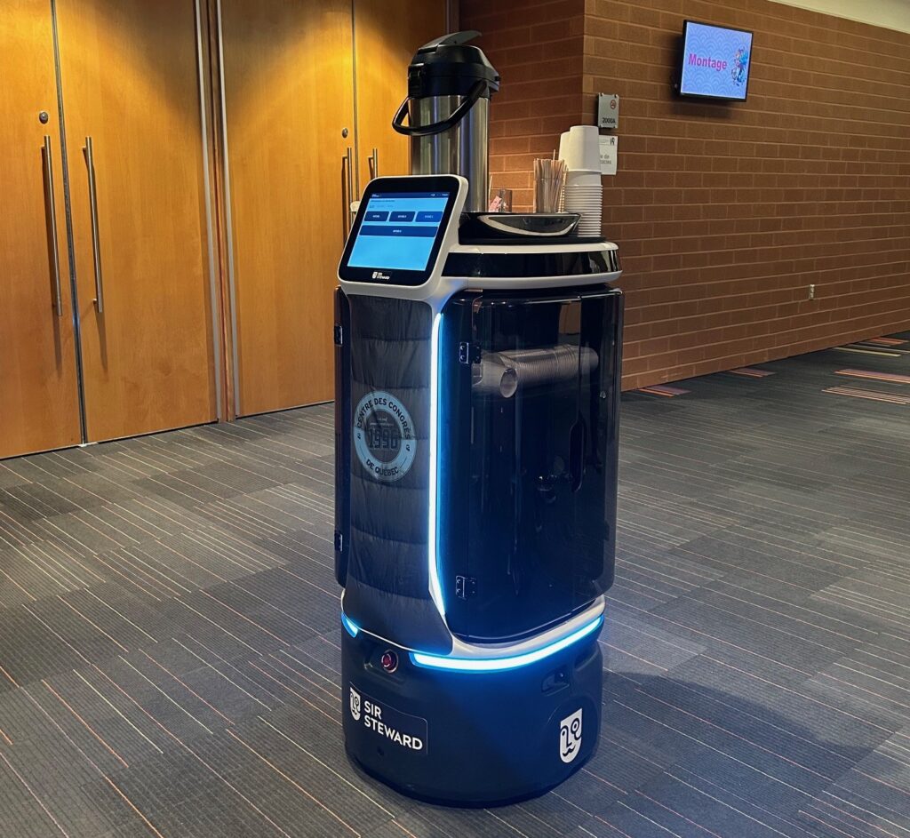 Polo le robot faisant le service de café lors du Festival Nadeshicon