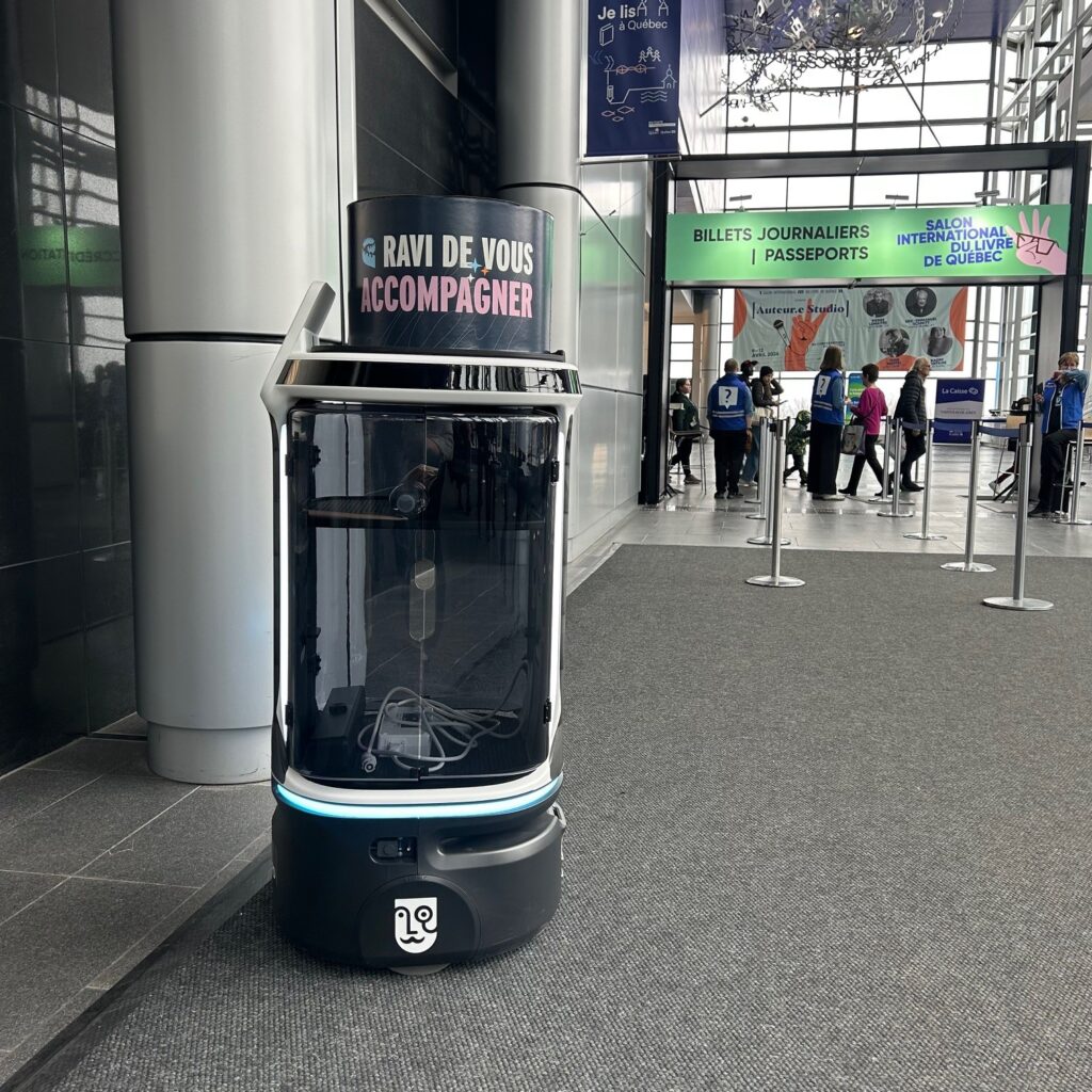 Polo le robot faisant l'accueil lors du Salon international du livre