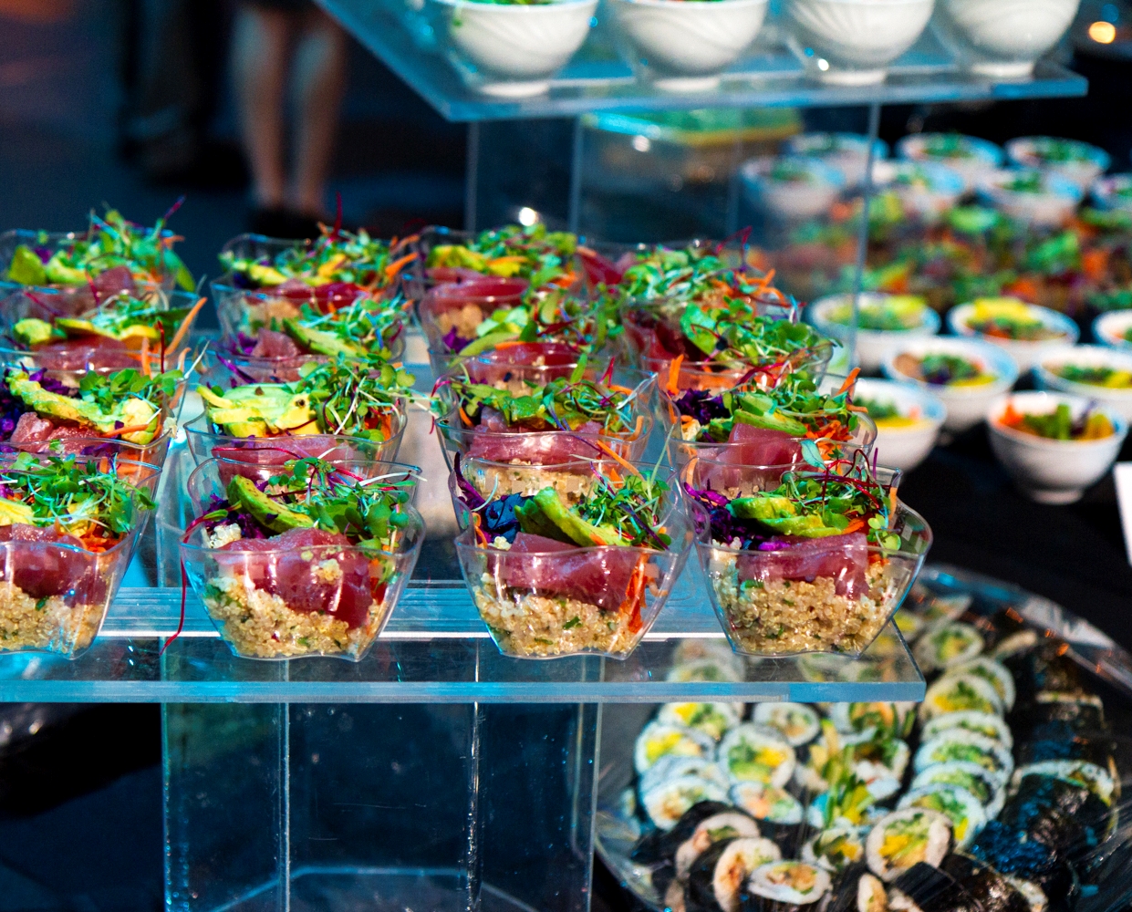 Bouchées disposées sur un présentoir lors d'un cocktail dinatoire au Centre des congrès de Québec.