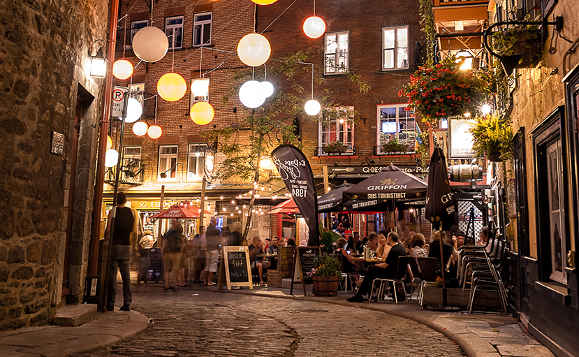 Quartier Petit-Champlain de soir, avec des gens mangeant sur les terrasses