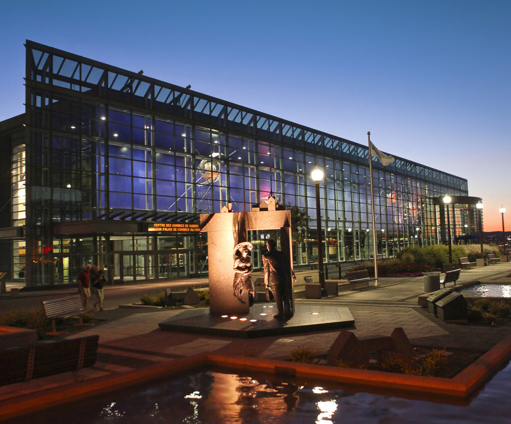 Photo de la façade du Centre des Congrès après le coucher du soleil