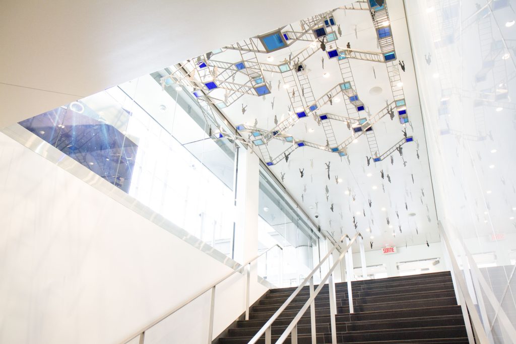 Escalier du Centre des congrès avec l'oeuvre "D'un lieu à l'autre" de Chantal Seguin