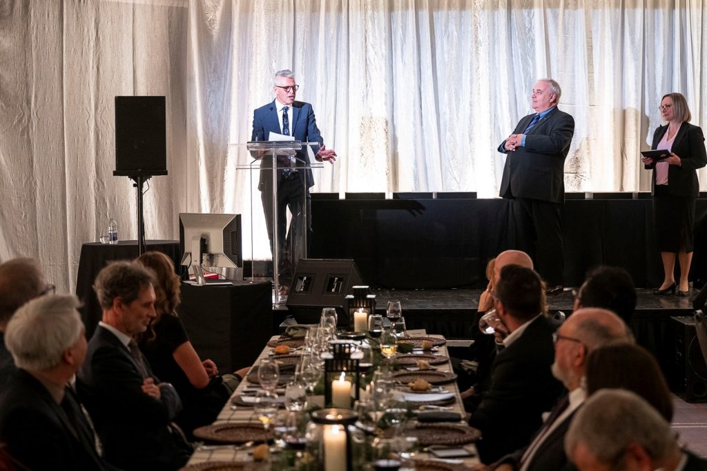 Le Dr Luc Vallières faisant un discours en recevant son prix Événement de l'année 2023 à la soirée Hommage aux ambassadeurs 2024.