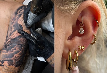 Bras tatoué et perçages d'oreille au Tattoo Shack.