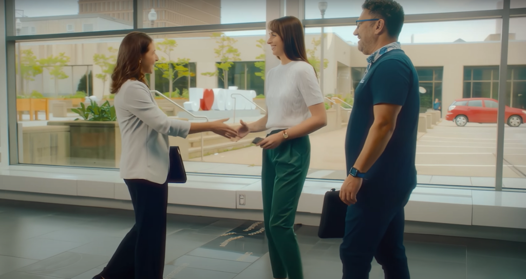 Vignette tirée de la vidéo promotionnelle "Tout sauf conventionnel" où l'on voit deux clients du Centre des congrès de Québec en train de serrer la main à leur déléguée commerciale