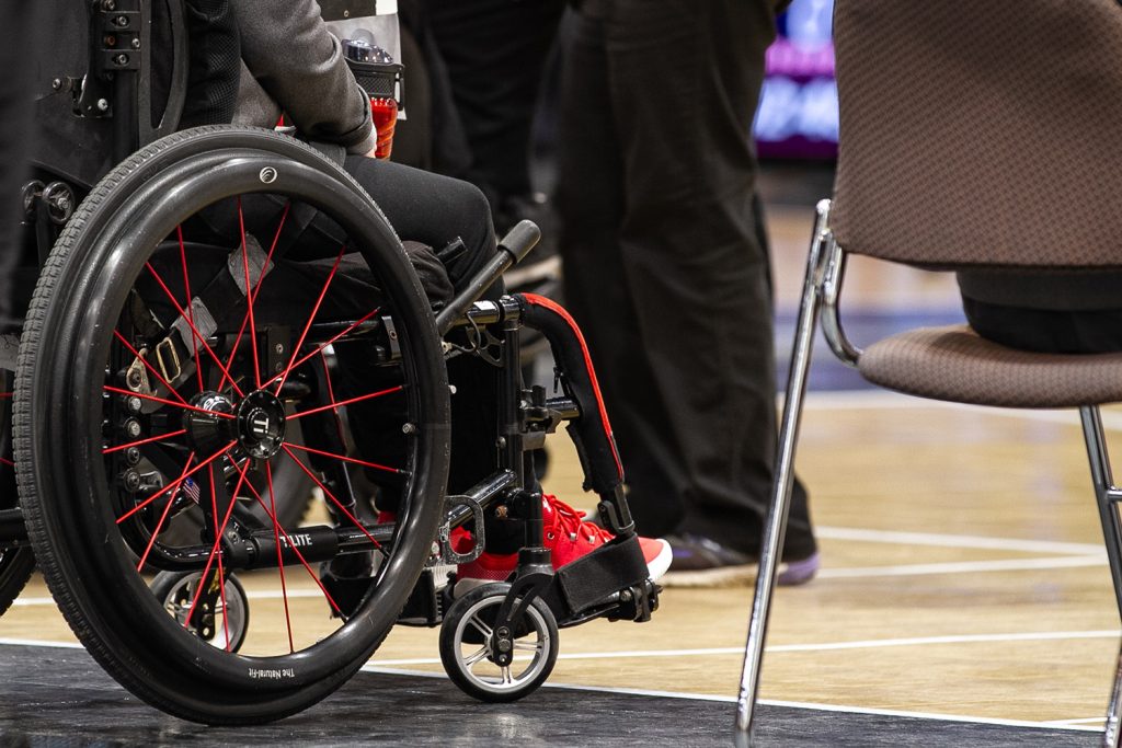 Roue de chaise roulante à côté d'une chaise durant le Championnat de Boccia.