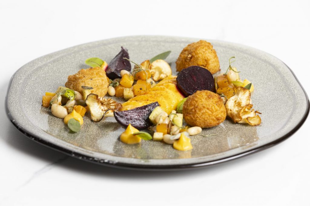 Assiette de 3 croquettes de fèves blanches avec 3 quartiers de betteraves et une purée de courge butternut.