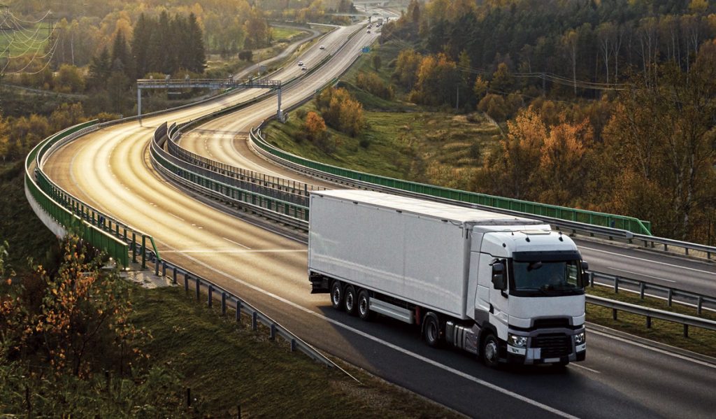 Camion blanc sur une route.