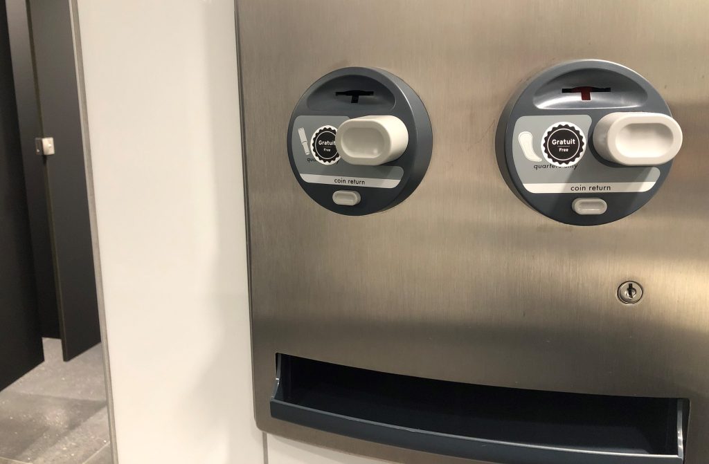 Machine distributrice de serviettes hygiéniques et de tampons gratuits dans une salle de bain du Centre des congrès de Québec.