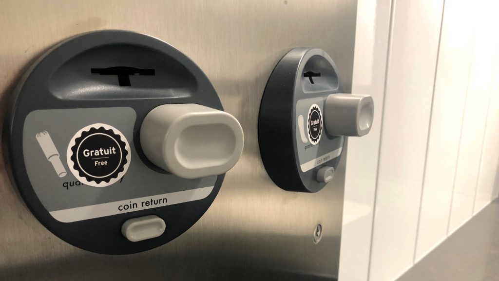 Machine distributrice de serviettes hygiéniques et de tampons gratuits dans une salle de bain du Centre des congrès de Québec.