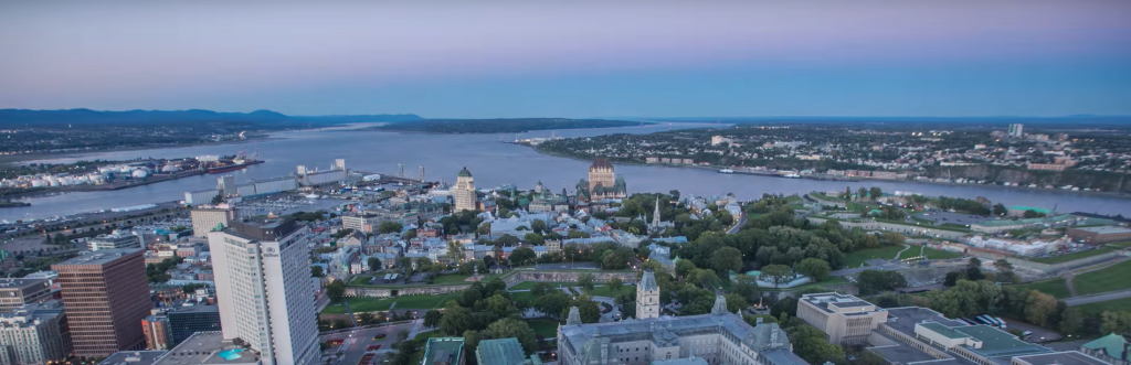 Vue aérienne du Vieux-Québec et du fleuve Saint-Laurent