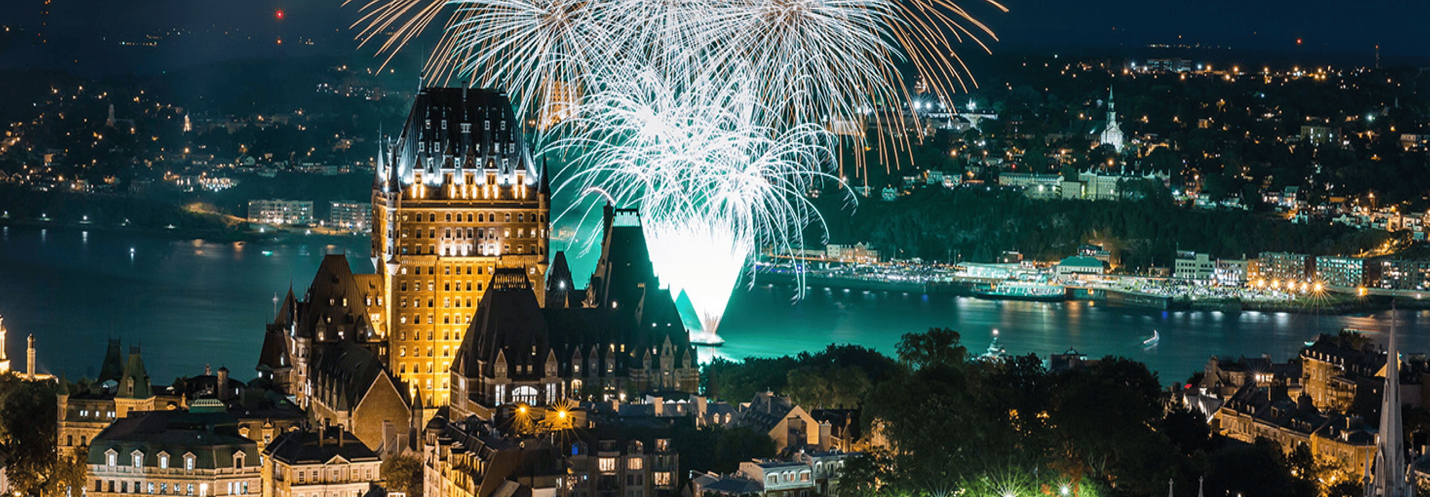 Photo panorama du Château Frontenac avec feux d'artifices en arrière-plan