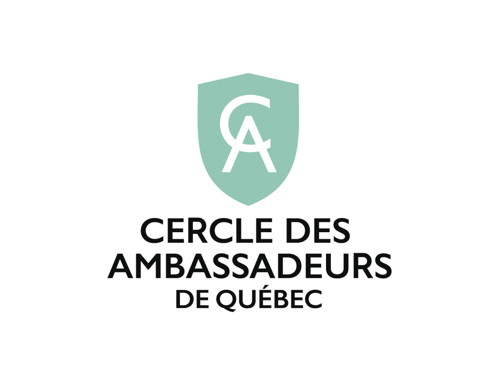 Logo du Cercle des ambassadeurs de Québec. Écriture noir et logo de forme verte. 
