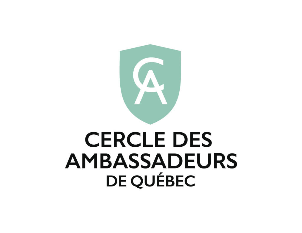 Logo du Cercle des ambassadeurs de Québec. Écriture noir et logo de forme verte.