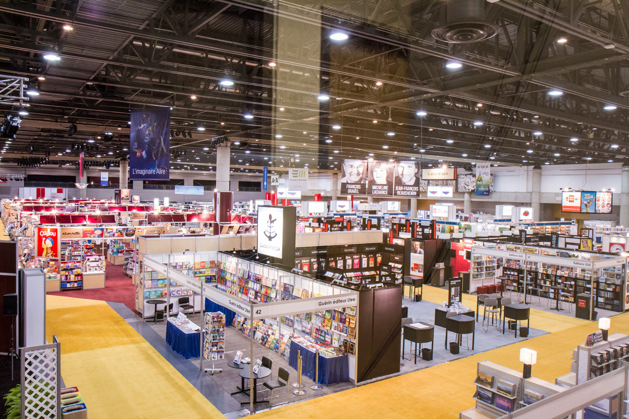 Salle d'exposition durant un événement avec kiosques d'exposants.