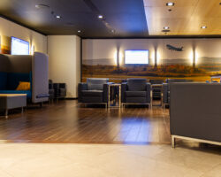 Vue du Salon YQB avec fauteuils, alcôves privées et espace de travail pour événements au Centre des congrès de Québec.