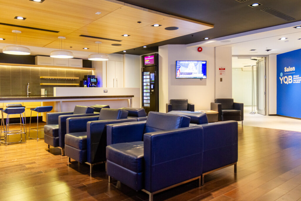 Salon YQB with lounge seating, bar counter, amenities and relaxation space for meetings and receptions in Québec City.