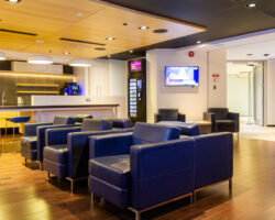 Salon YQB avec fauteuils, comptoir-bar, commodités et espace de détente pour rencontres et réceptions à Québec.