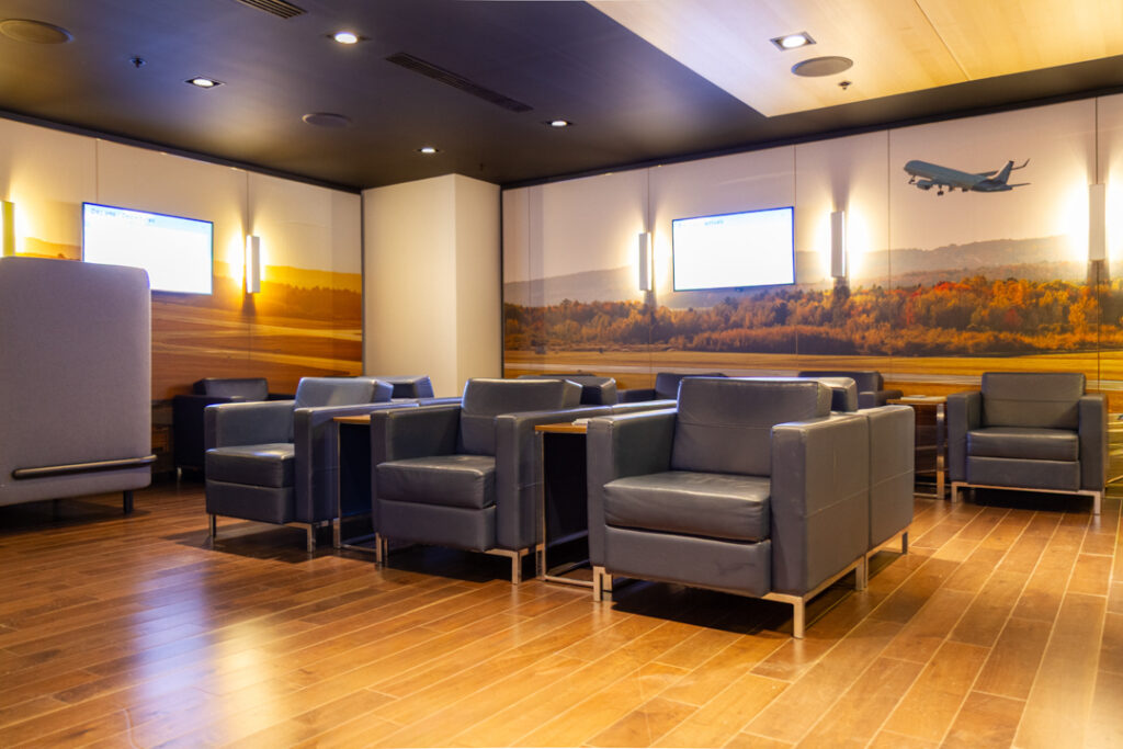 Lounge chairs and coworking area inside Salon YQB, a versatile rental space for events in Québec City.