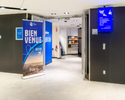 Entrée du Salon YQB au Centre des congrès de Québec, avec affichage d’accueil et signalisation du salon.