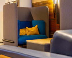 Alcôve privée avec banquette bleue au Salon YQB, idéale pour une pause ou une rencontre informelle à Québec.