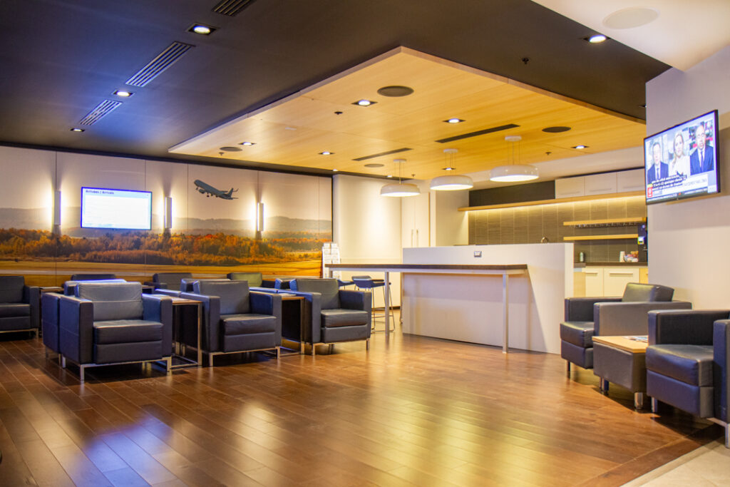 Wide view of Salon YQB with lounge seating, counter and airport-inspired atmosphere for private events in Québec City.
